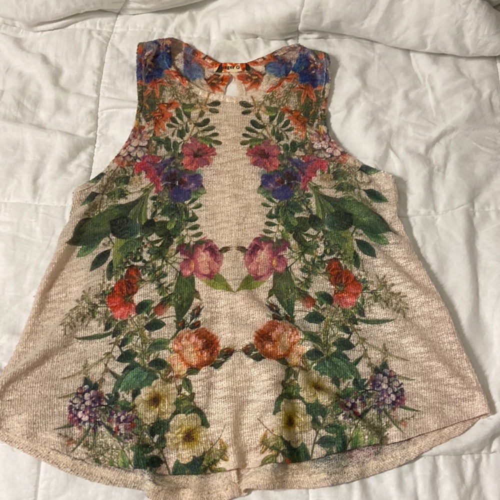 Cute sleeveless floral knit blouse